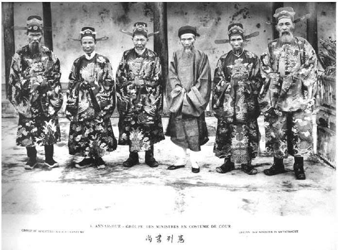 Phủ phụ chính triều vua Duy Tân. Từ trái sang phải: Tôn Thất Hân (thượng thư bộ Hình), Nguyễn Hữu Bài (thượng thư bộ Lại), Huỳnh Côn (thượng thư bộ Lễ), Hoàng thân Miên Lịch, Lê Trinh (thượng thư bộ Công), Cao Xuân Dục (thượng thư bộ Học). Ảnh Tư liệu lịch sử