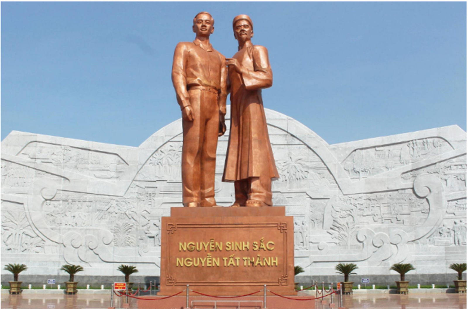 Tượng đài Nguyễn Sinh Sắc - Nguyễn Tất Thành tại Quảng trường trung tâm Thành phố Quy Nhơn. Nguồn: binhdinh.gov.vn