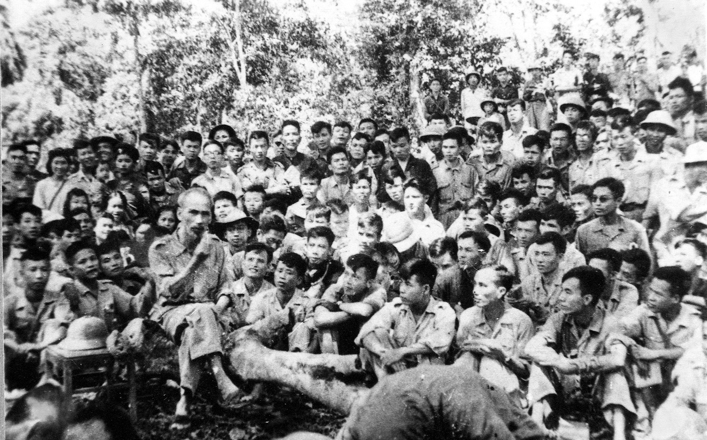 Chủ tịch Hồ Chí Minh thăm Lớp đào tạo cán bộ mật mã Lê Lai tại rừng Bản Cọ, Yên Thông (nay là xã Bình yên, huyện Định Hóa, tỉnh Thái Nguyên), năm 1950. Ảnh tư liệu lịch sử