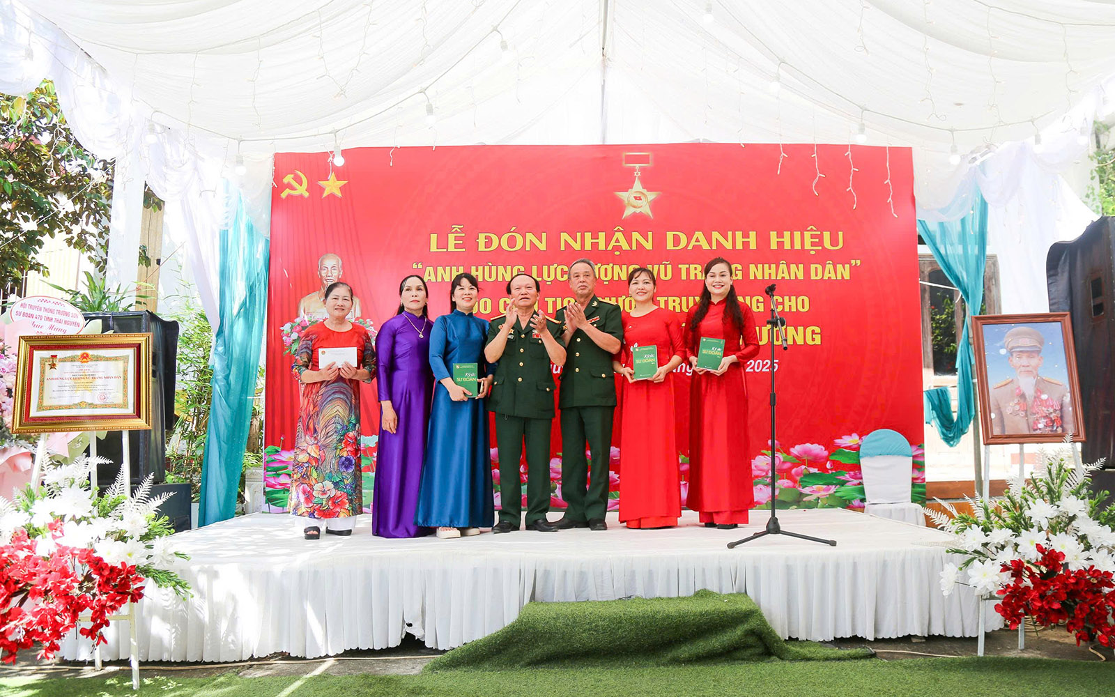 Đại diện gia đình nhận quà lưu niệm của Ban liên lạc truyền thống Sư đoàn 470
