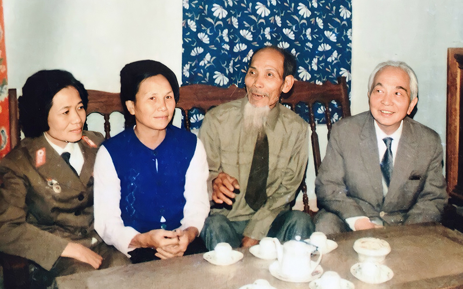 Đại tướng Võ Nguyên Giáp (bìa phải) và bà Trần Thị Thục Oanh, người đóng vai em gái ông chủ lớn (bìa trái) tới thăm gia đình Đại tá Nguyễn Đức Phương