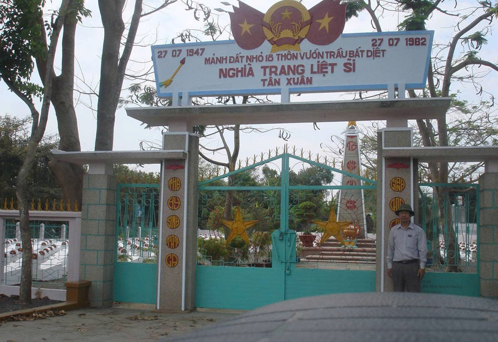 Quang cảnh phía ngoài Nghĩa trang liệt sĩ Tân Xuân