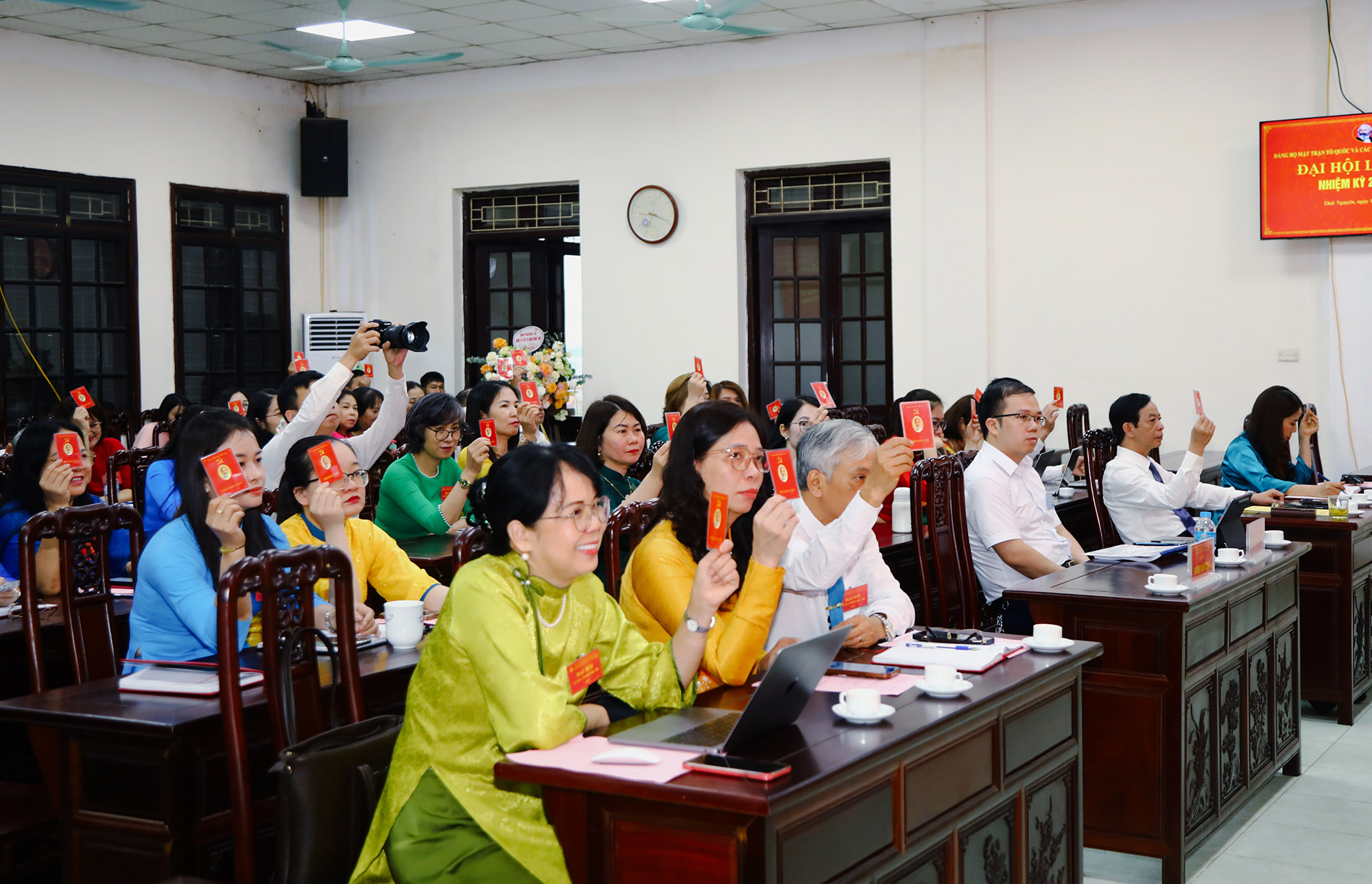 Đổi mới tư duy, nâng cao năng lực lãnh đạo trong hệ thống chính trị tinh gọn