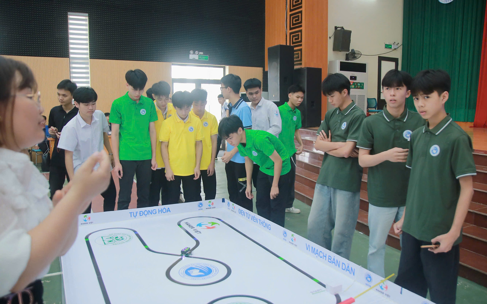 Tập trung cao độ điều khiển robot trong vòng chung kết cuộc thi Robotics “Đường tới Tân Cương, Thái Nguyên” - nơi trí tuệ, kỹ năng và tinh thần đồng đội được thử thách đến từng phần của giây.