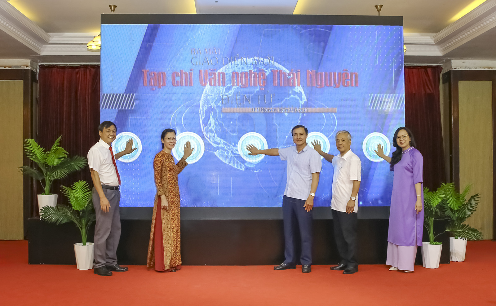 Các đại biểu “ấn nút” chính thức đưa giao diện mới của Tạp chí VNTN vào hoạt động, ngày 24/7/2023. Ảnh: Kim Ngân