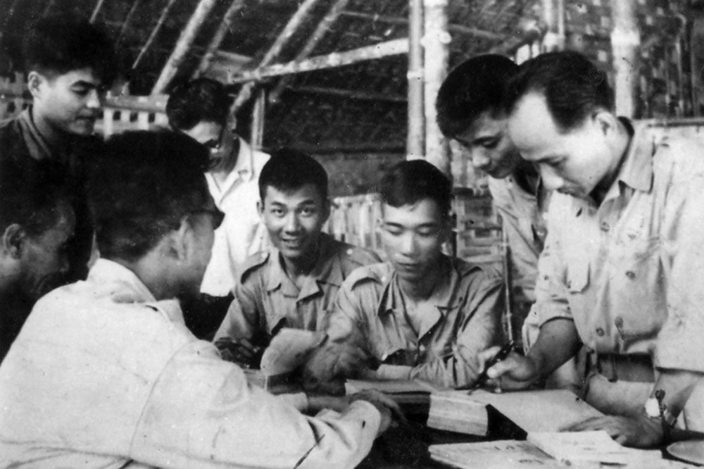Các nhà văn đang duyệt báo Văn Nghệ ở trụ sở Hội Văn nghệ trong kháng chiến chống Pháp. Ảnh tư liệu lịch sử