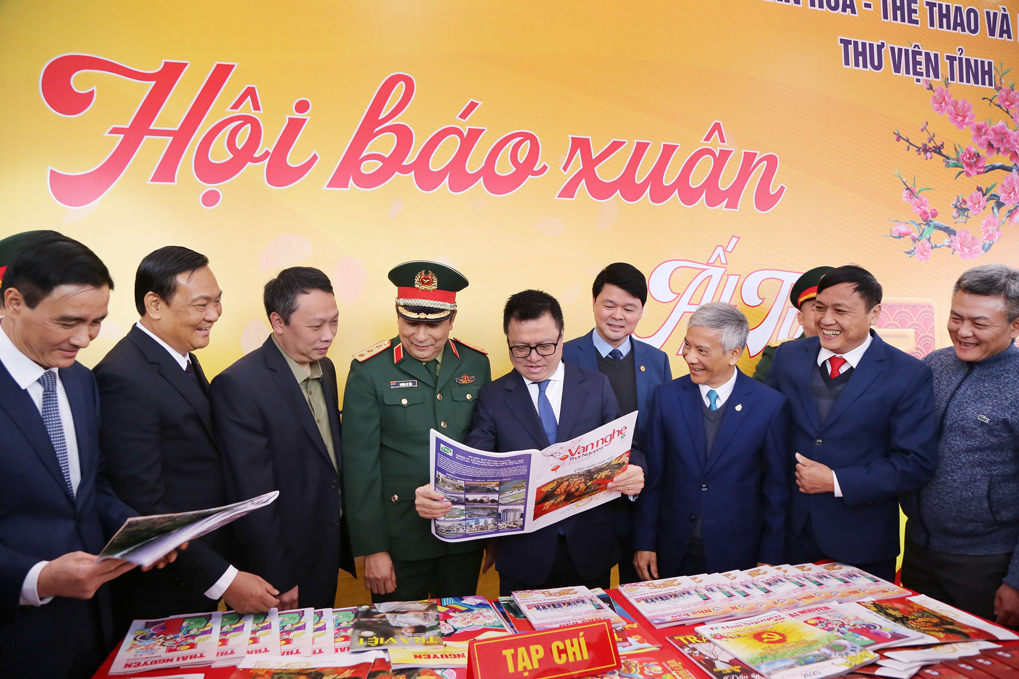 Các đại biểu tham quan gian trưng bày báo, tạp chí của các cơ quan báo chí trung ương và tỉnh tại Hội Báo Xuân năm 2025. Ảnh: Kim Ngân