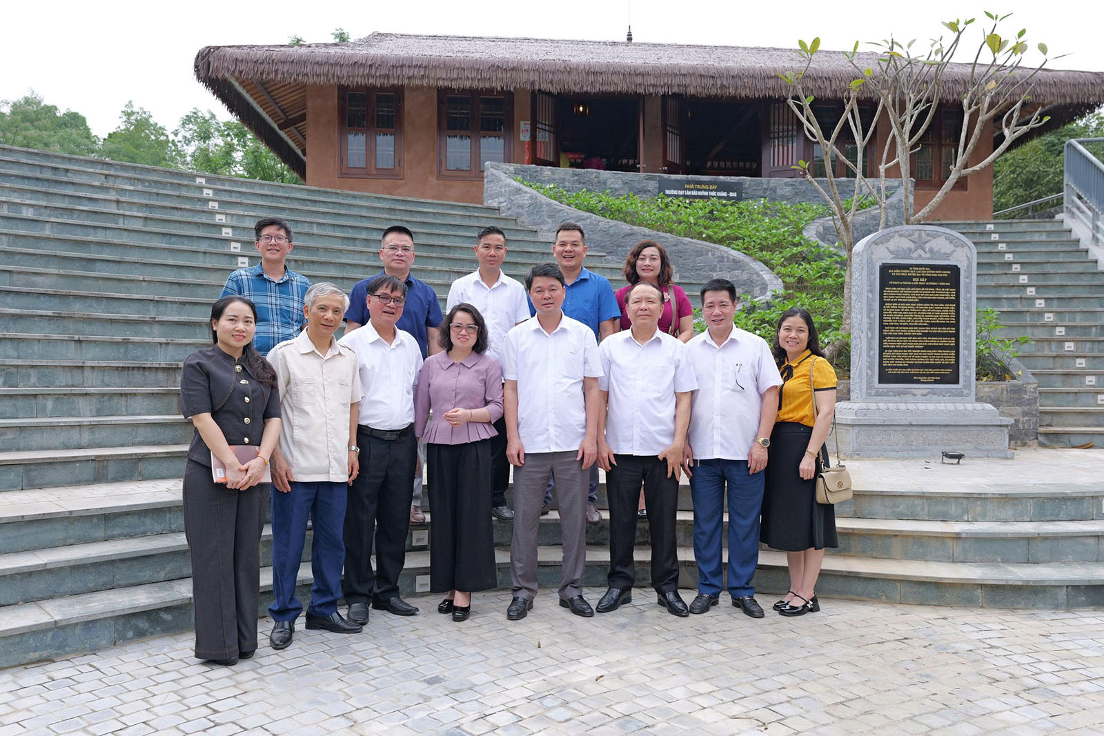Lãnh đạo Hội Nhà báo tỉnh Thái Nguyên chụp ảnh lưu niệm với Đoàn công tác Hội Nhà báo tỉnh Ninh Bình tại Di tích lịch sử Quốc gia Địa điểm Trường dạy làm báo Huỳnh Thúc Kháng. Ảnh: Hoàng Thi