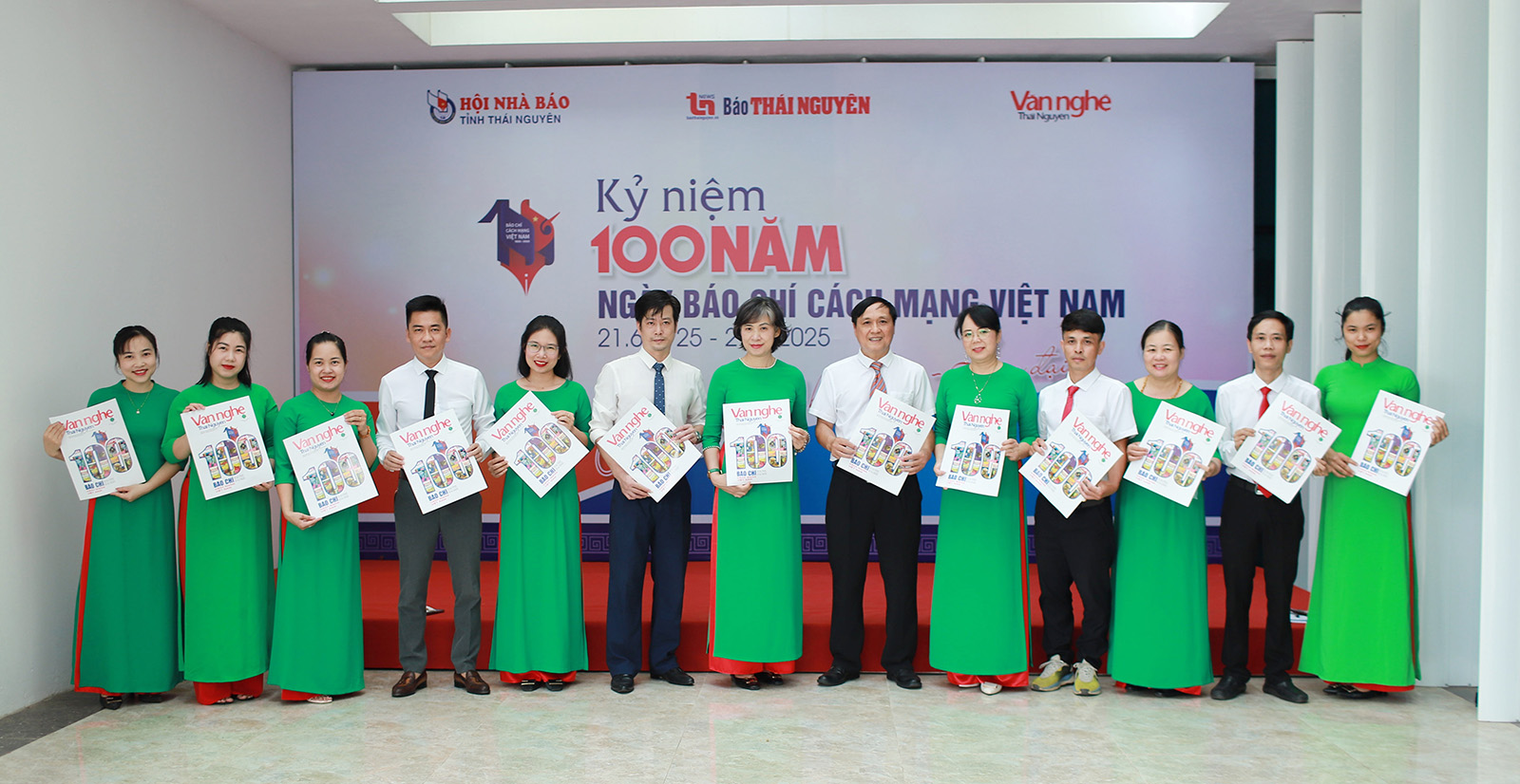 Tập thể cán bộ, nhân viên Tạp chí Văn nghệ Thái Nguyên. Ảnh: Thanh Lên
