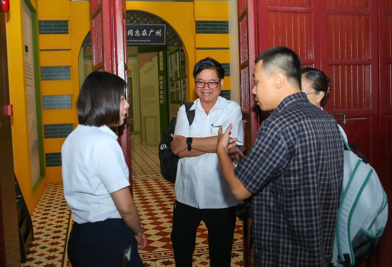 Đoàn công tác trao đổi với cán bộ Bảo tàng cách mạng tỉnh Quảng Đông