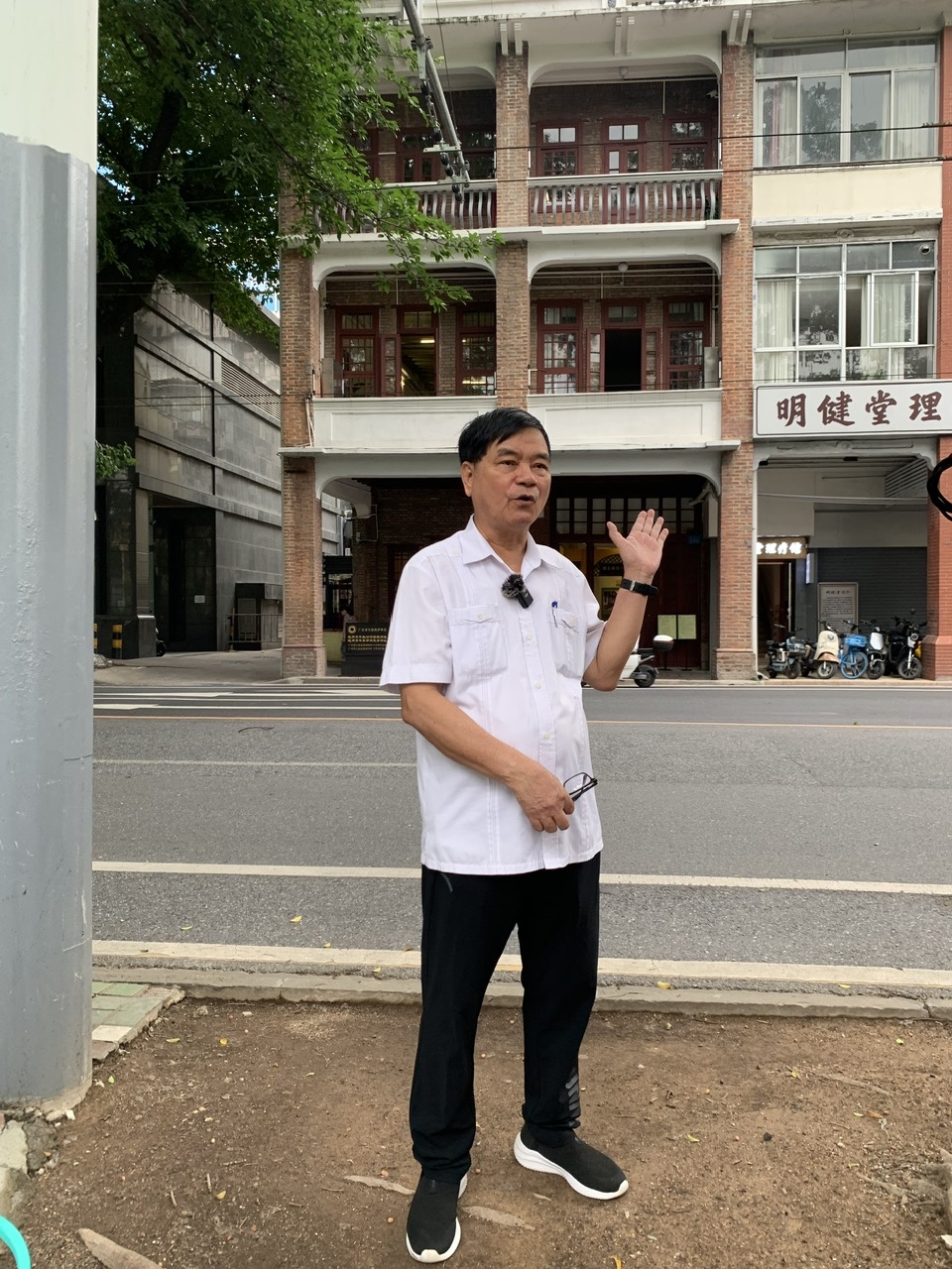 Tác giả đứng trước tòa nhà Di tích 