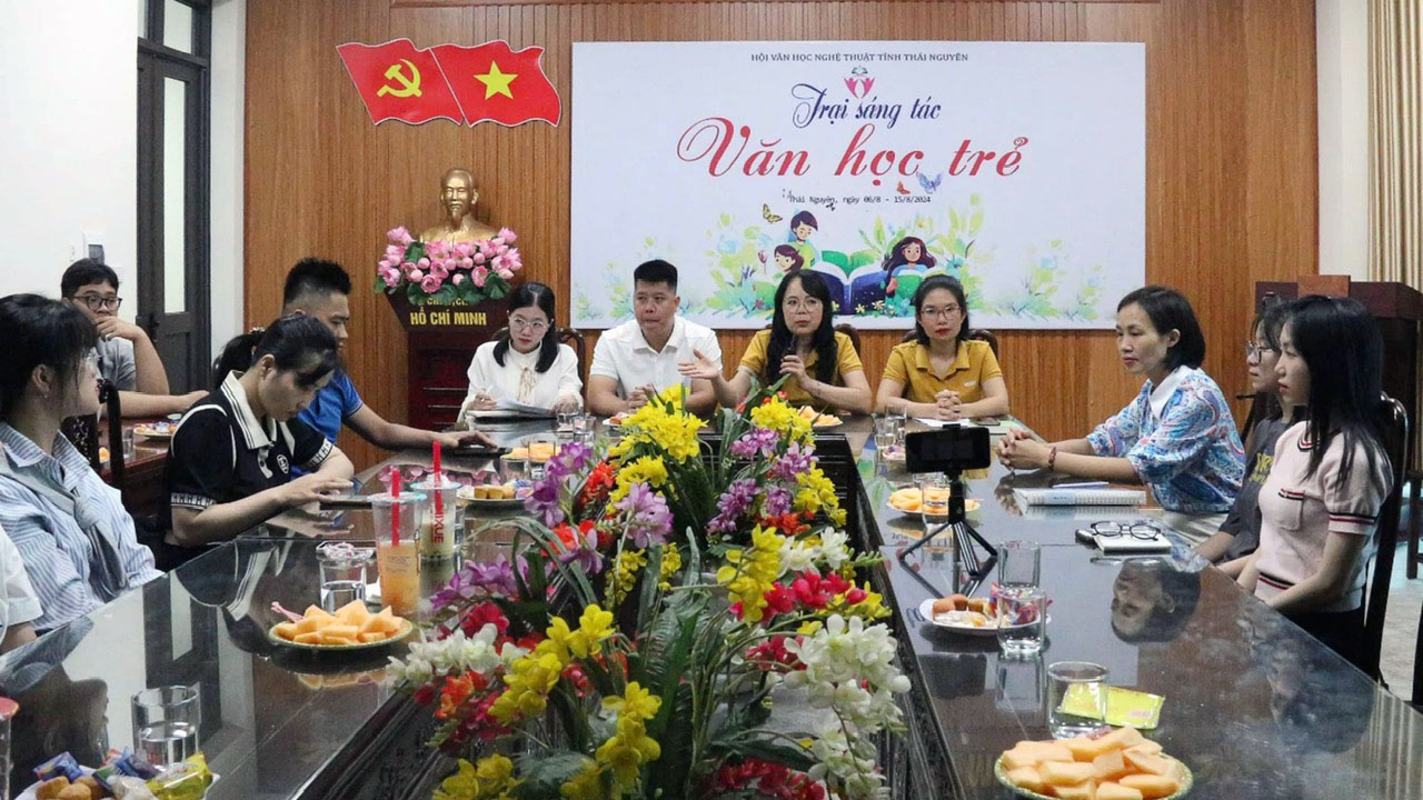 Nhà thơ Nguyễn Thúy Quỳnh, Chủ tịch Hội VHNT tỉnh chia sẻ tại Trại sáng tác văn học trẻ năm 2024