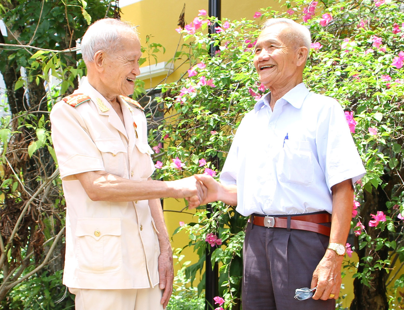 Ông Lê Tuấn cùng đồng đội trò chuyện, ôn lại kỷ niệm thời chiến đấu chống Mỹ