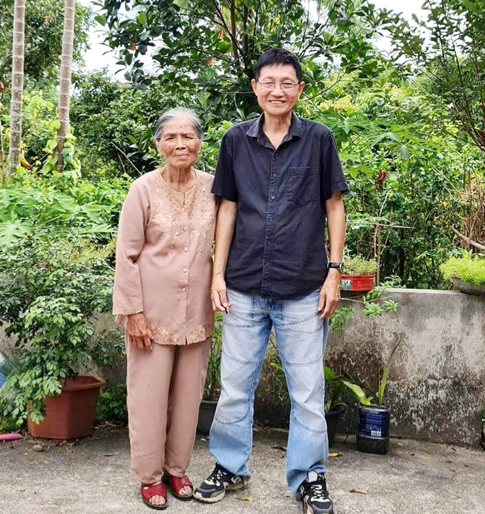 Tác giả gặp lại cô giáo cũ Nguyễn Thị Cẩm Tú ở phường Quan Triều, thành phố Thái Nguyên