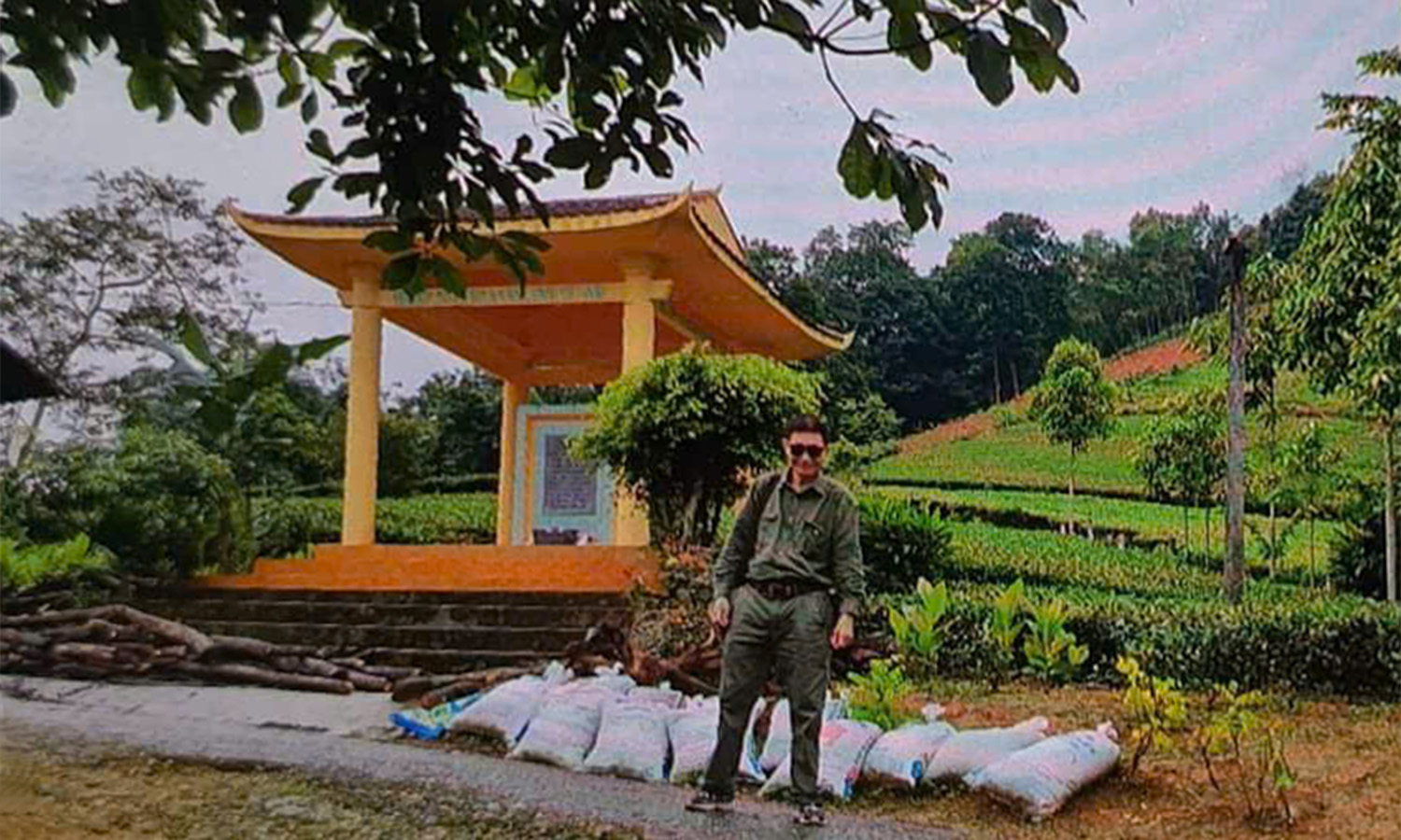 Tác giả thăm Di tích Địa điểm Hội Văn nghệ Việt Nam và Báo Văn Nghệ đứng chân tại xóm Chòi, xã Mỹ Trạng, huyện Đại Từ trong kháng chiến chống Pháp