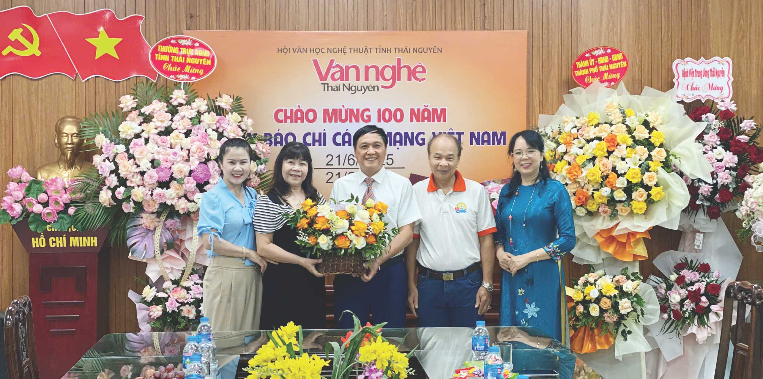 Hội viên Chi hội Thơ chúc mừng Tạp chí VNTN ngày 21/6/2025