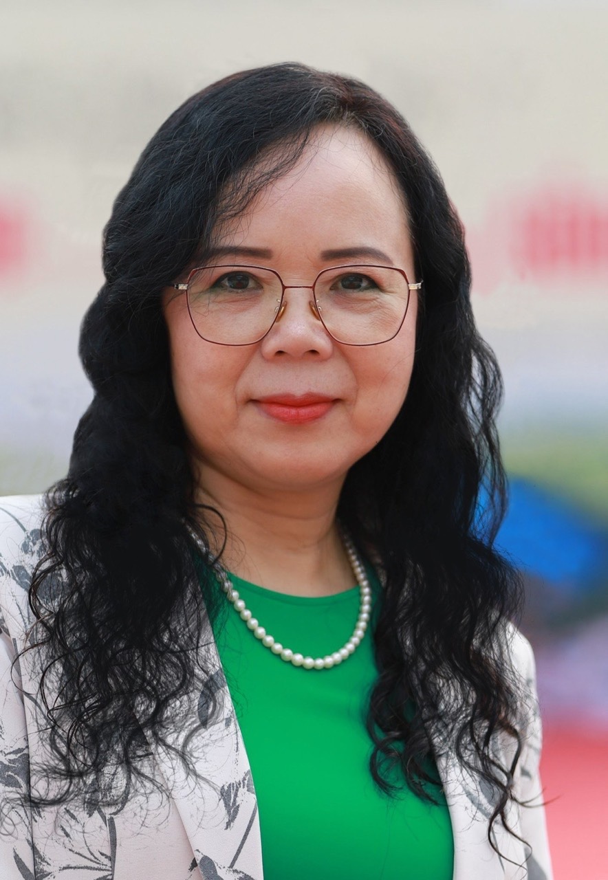 Nhà thơ Nguyễn Thúy Quỳnh (Chủ tịch Hội Văn học nghệ thuật tỉnh, nguyên Tổng biên tập báo Văn nghệ Thái Nguyên)