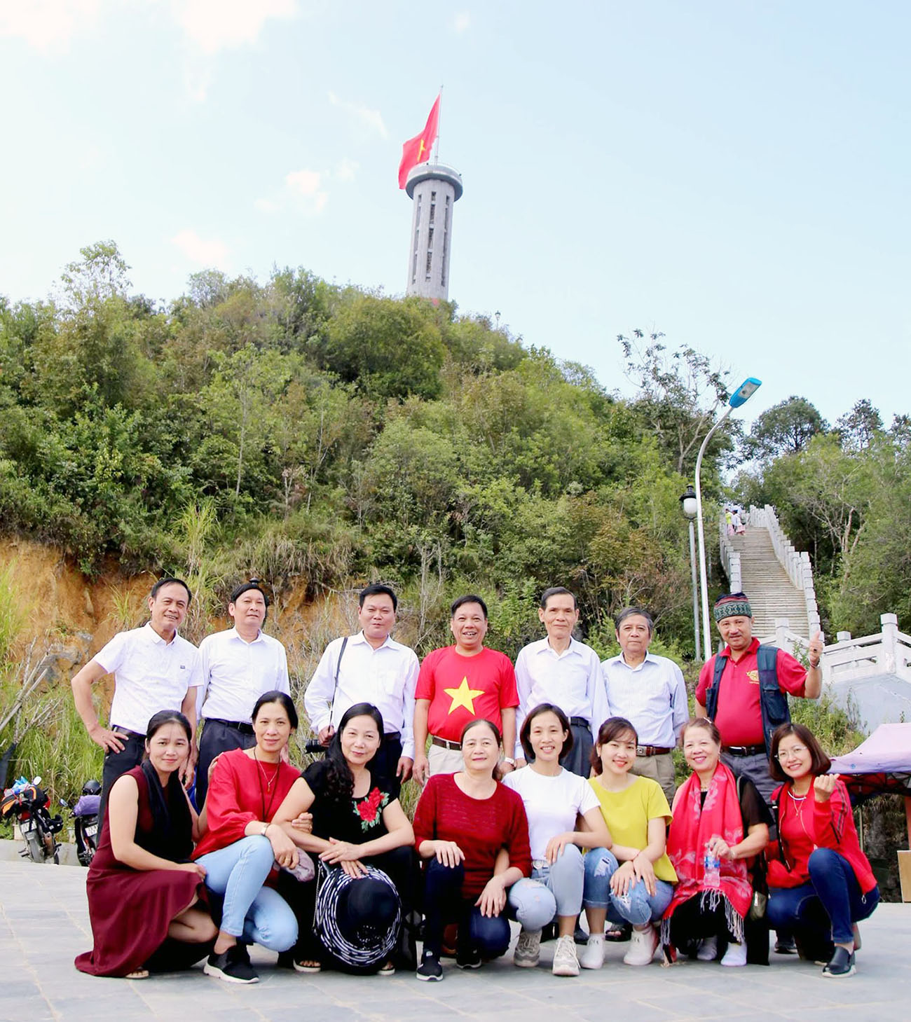 Tác giả (thứ tư từ phải sang) trong chuyến thực tế với Chi hội Văn xuôi, Hội VHNT Thái Nguyên tại Hà Giang (năm 2029)