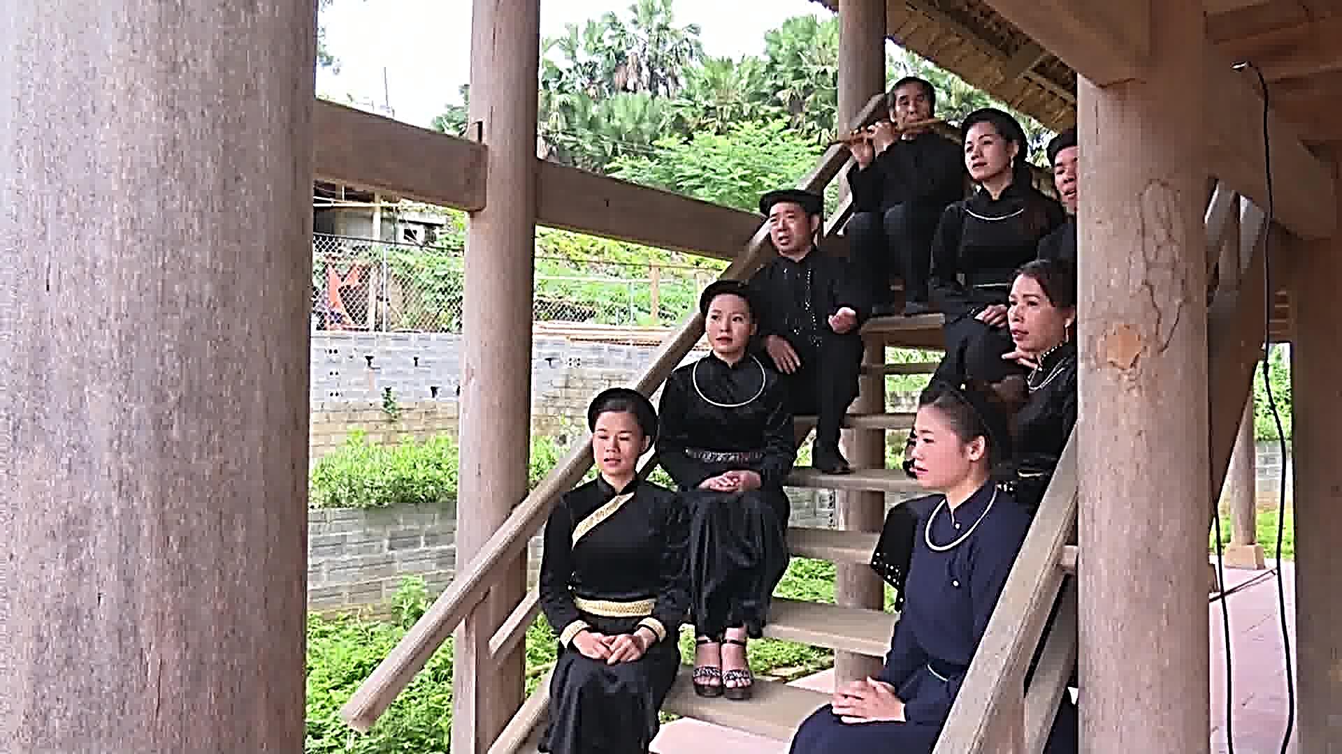 Hát Lượn nói về tình cảm gia đình được biểu diễn bên cầu thang nhà sàn người Tày