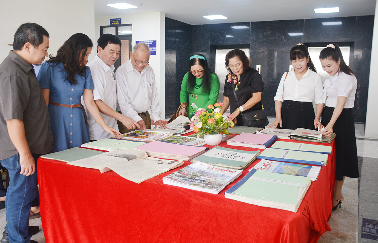 Các đại biểu tham quan không gian trưng bày Tạp chí Văn nghệ Thái Nguyên