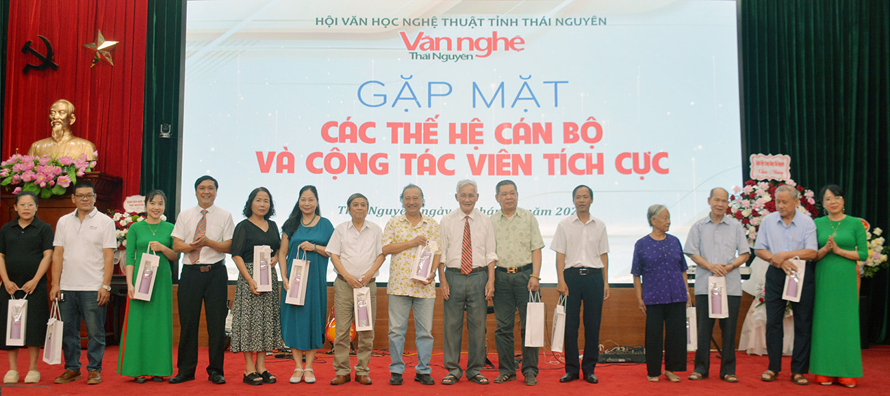 Các đồng chí Tổng biên tập VNTN các thời kỳ tặng quà tri ân các thế hệ người làm báo VNTN