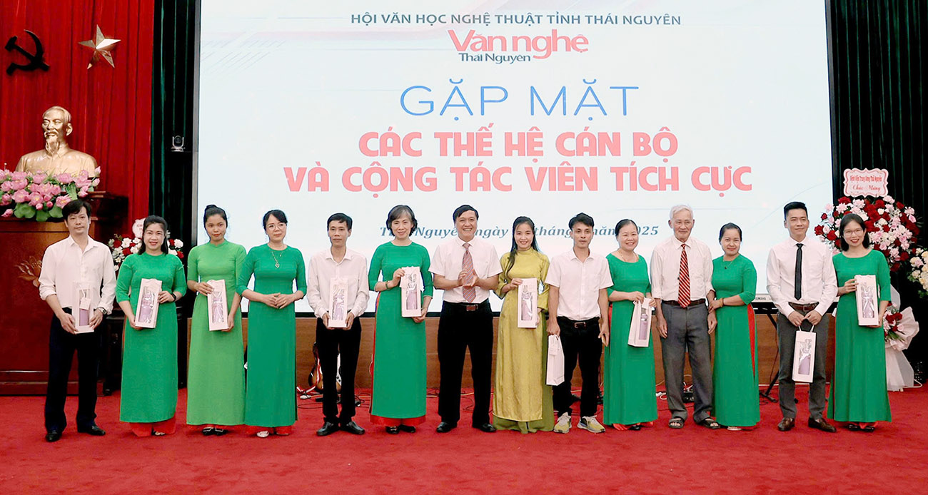 Tạp chí Văn nghệ Thái Nguyên gặp mặt các thế hệ cán bộ và cộng tác viên tích cực.