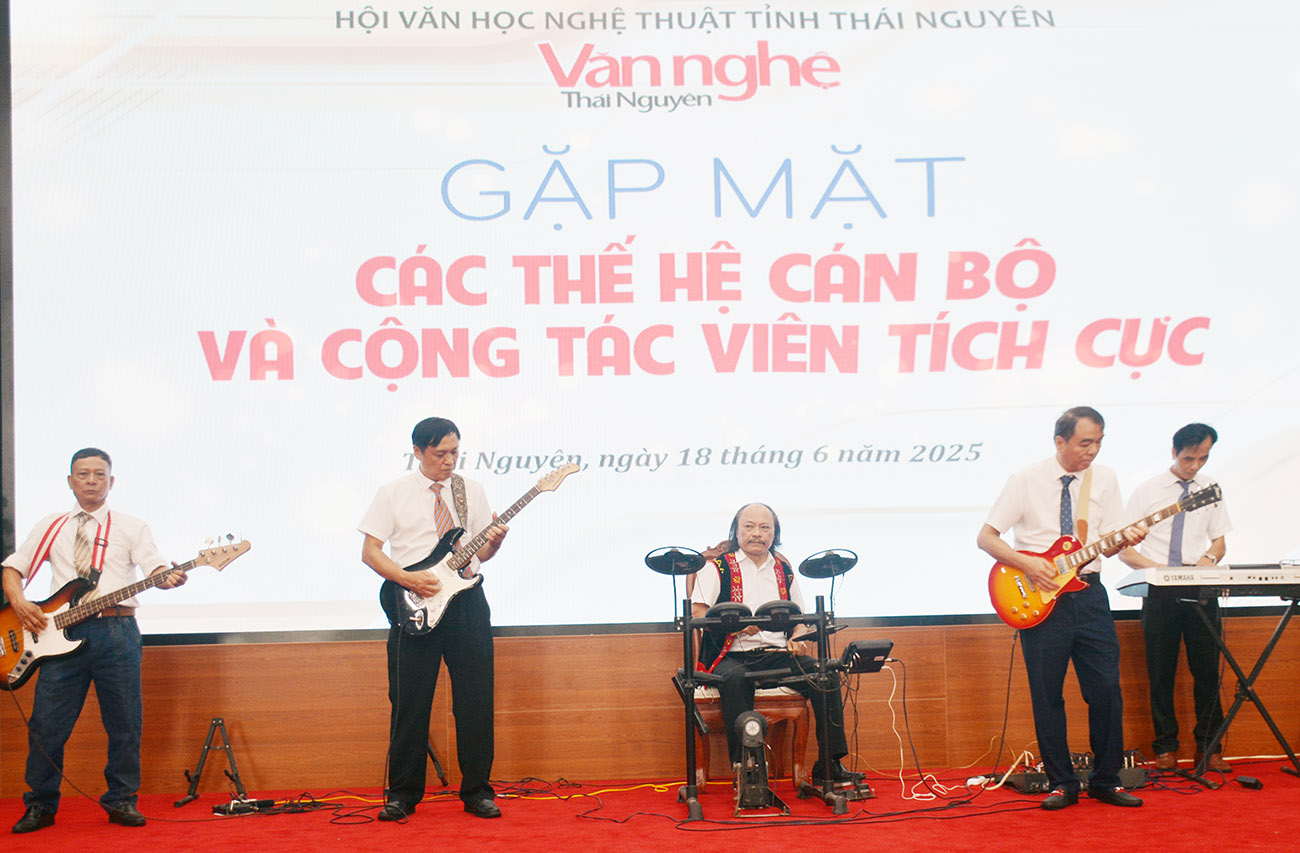 Tết mục văn nghệ do Ban nhạc Hội văn học nghệ thuật tỉnh Thái Nguyên biểu diễn