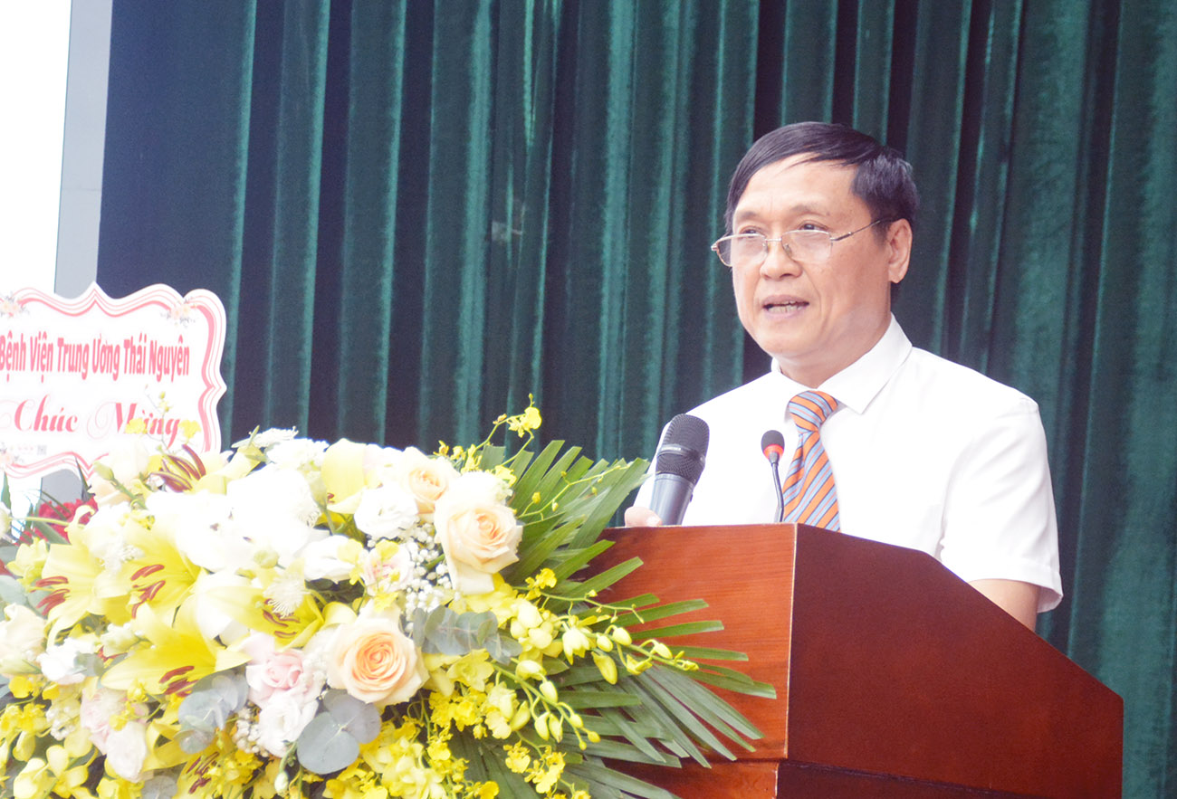 Nhà báo Trần Văn Thép trình bày diễn văn khai mạc