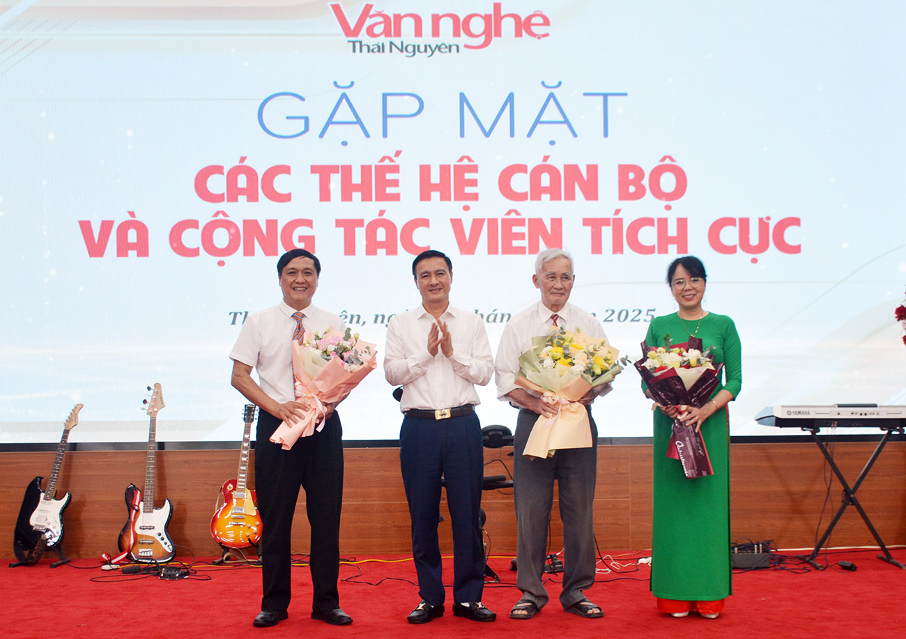 Đồng chí Vũ Duy Hoàng, Ủy viên Ban Thường vụ, Trưởng ban Tuyên giáo và Dân vận Tỉnh ủy tặng hoa các Tổng biên tập Tạp chí VNTN qua các thời kỳ