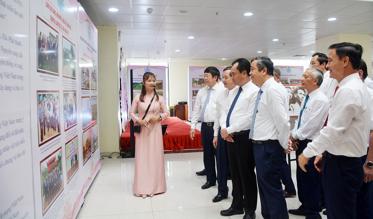 Các đại biểu tham quan triển lãm ảnh “Thái Nguyên trong dòng chảy báo chí cách mạng Việt Nam”