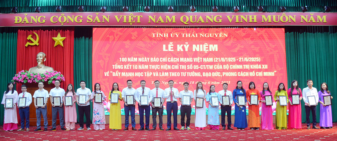 Đồng chí Vũ Duy Hoàng, Ủy viên Ban Thường vu, Trưởng Ban Tuyên giáo và Dân vận Tỉnh ủy trao giải cho các tác giả/ nhóm tác giả đoạt giải