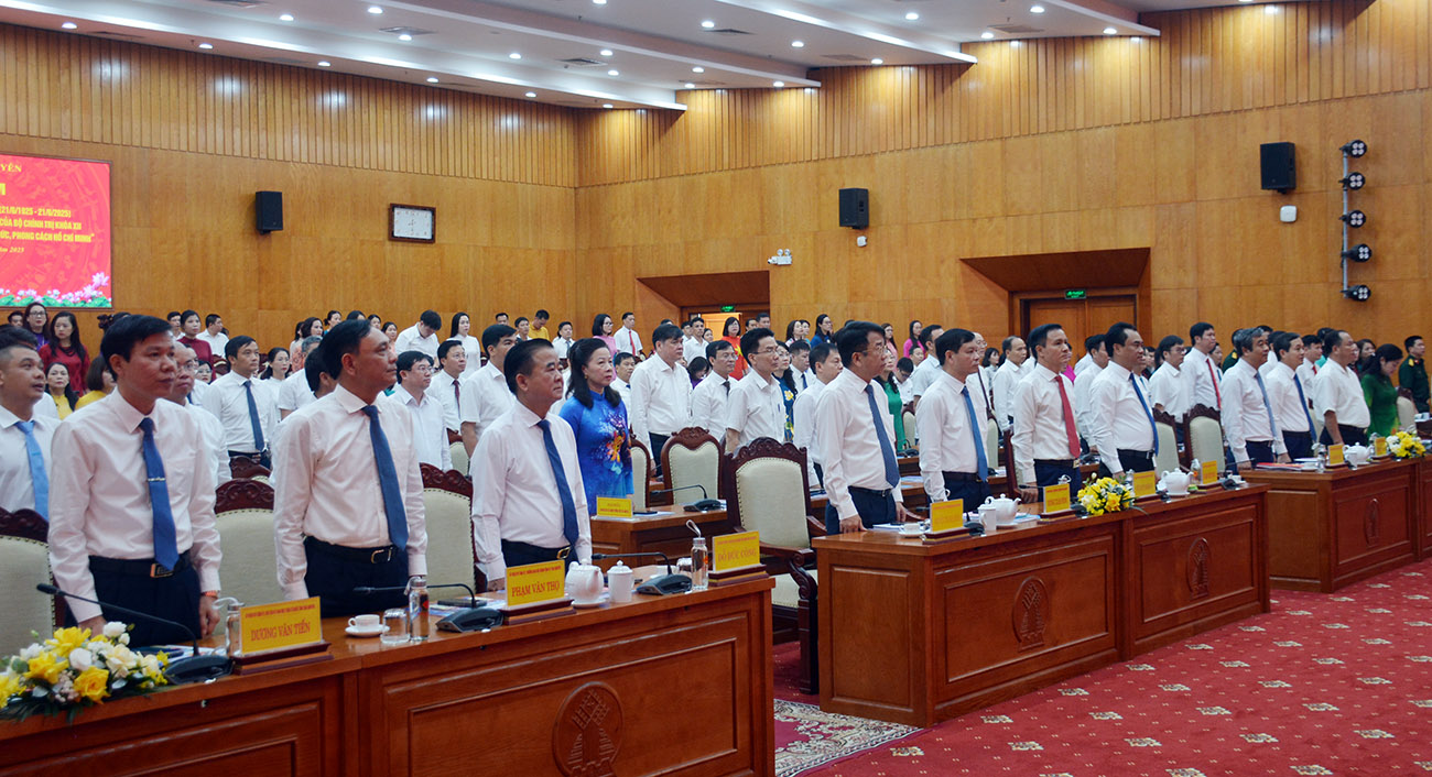 Các đại biểu thực hiện nghi lễ Chào cờ