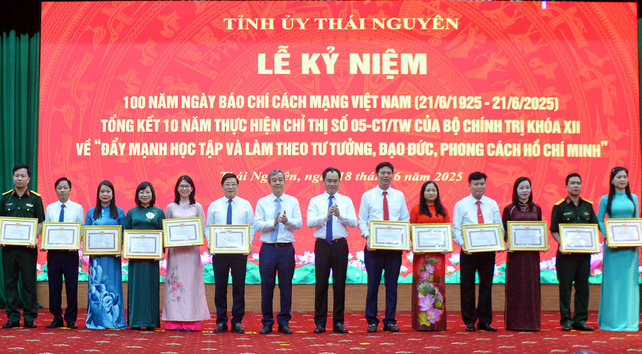 Đồng chí Ngô Đông Hải, Ủy viên BCH Trung ương Đảng, Phó Trưởng ban Tuyên giáo và Dân vận Trung ương và đồng chí Trịnh Việt Hùng, Ủy viên dự khuyết BCH Trung ương Đảng, Bí thư Tỉnh ủy Thái Nguyên tặng Bằng khen của Ban Thường vụ Tỉnh ủy cho các tập thể, cá nhân vì có thành tích tiêu biểu trong thực hiện Chỉ thị số 05-CT/TW của Bộ Chính trị khóa XII