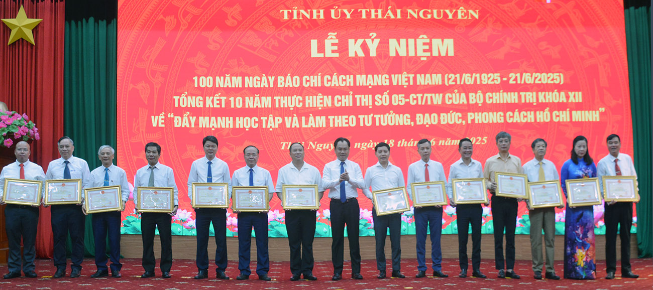 Đồng chí Trịnh Việt Hùng, Ủy viên dự khuyết BCH Trung ương Đảng, Bí thư Tỉnh ủy Thái Nguyên tặng Bằng khen của Chủ tịch UBND tỉnh cho các tập thể có nhiều đóng góp trong công tác tuyên truyền về tỉnh Thái Nguyên trên báo chí