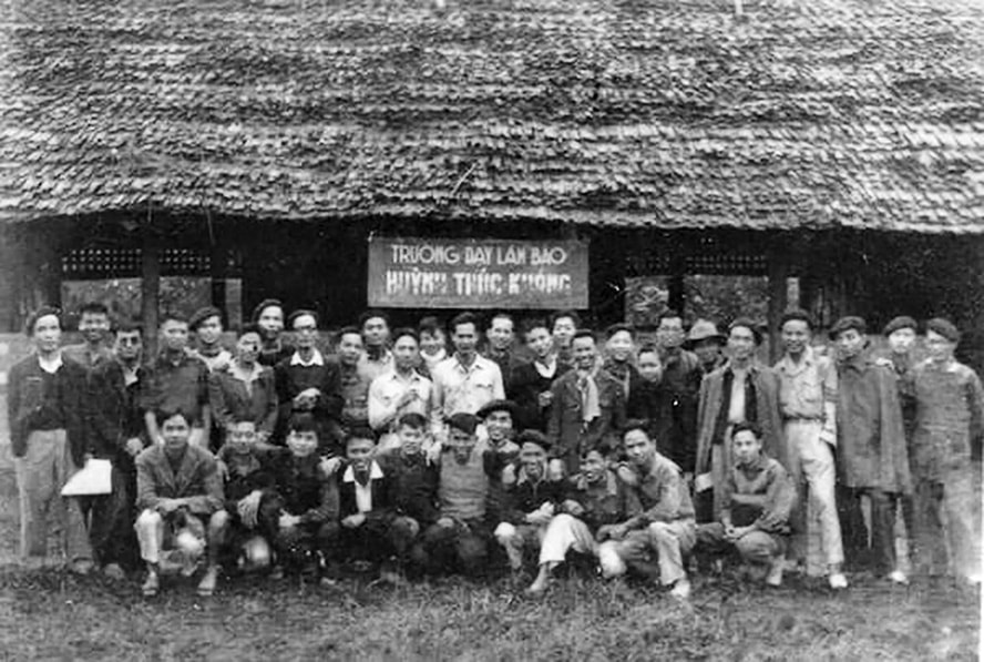 Học viên chụp ảnh kỷ niệm tại Trường dạy làm báo Huỳnh Thúc Kháng (1949). Ảnh tư liệu lịch sử