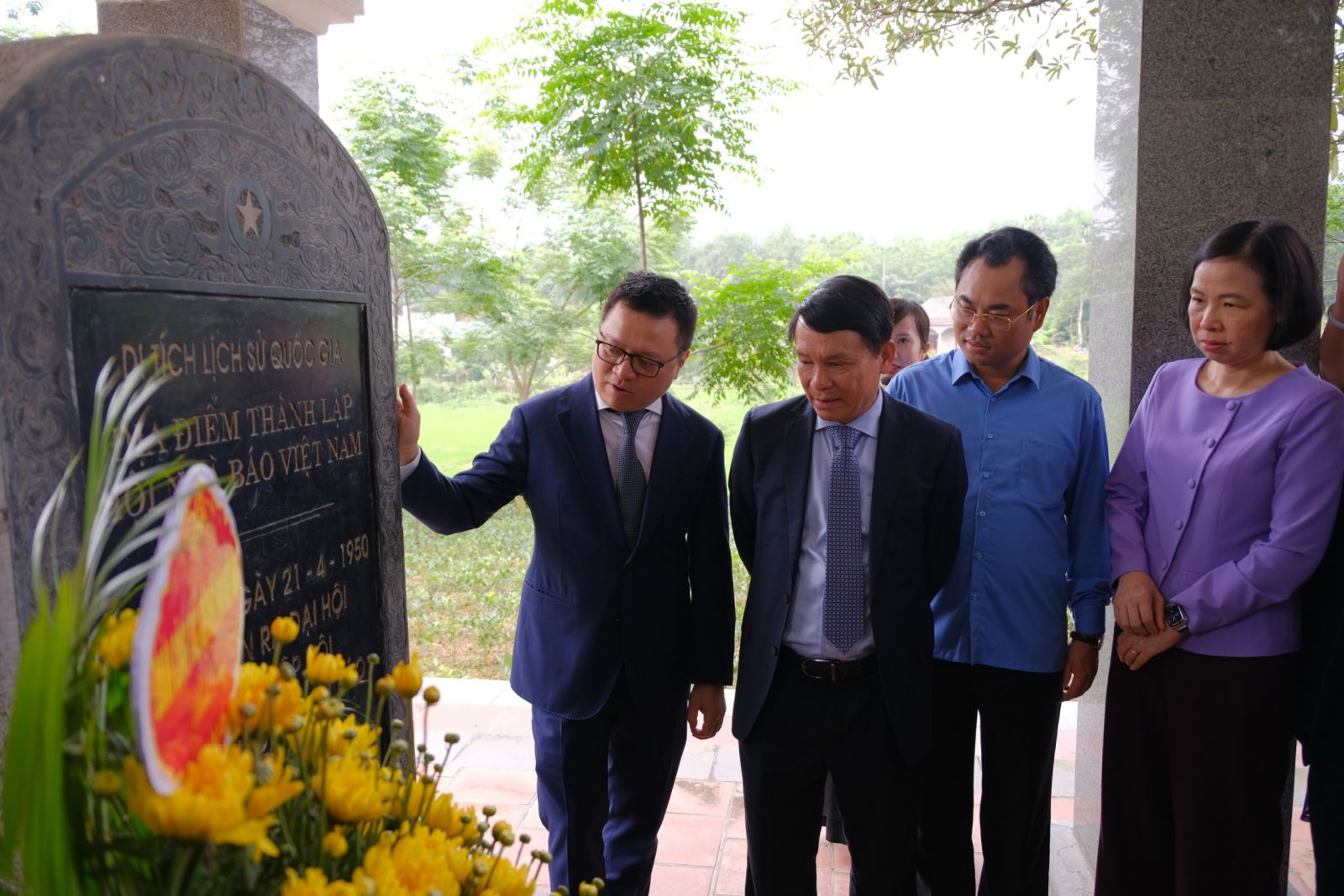 Các đồng chí lãnh đạo Hội Nhà báo Việt Nam cùng lãnh đạo tỉnh Thái Nguyên thăm Bia Di tích lịch sử Địa điểm thành lập Hội Nhà báo Việt Nam, tháng 4/2022