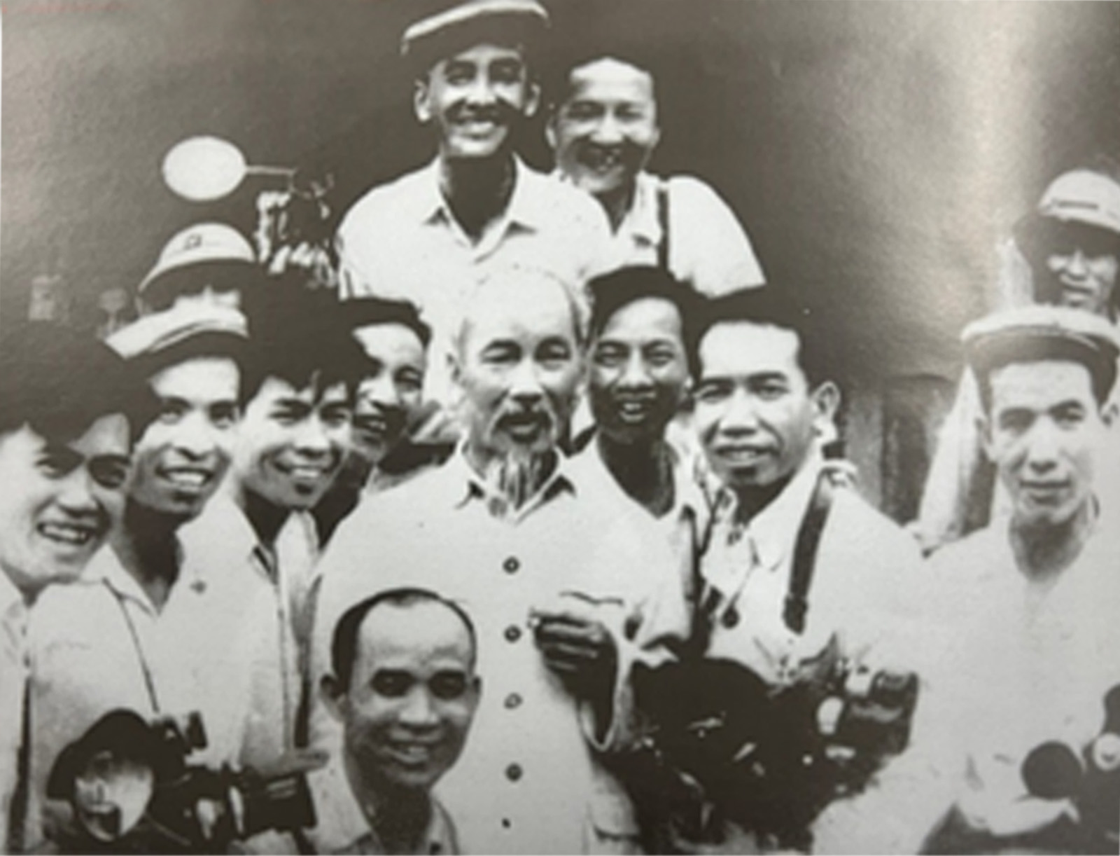Chủ tịch Hồ Chí Minh với các nhà báo tại ATK Định Hóa