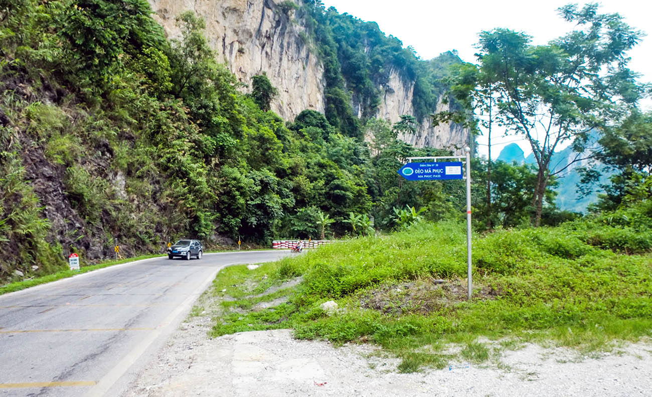 Trong hành trình đến với hồ Thang Hen, mọi người có thể dừng chân chiêm ngưỡng vẻ đẹp kỳ vĩ của đèo Mã Phục