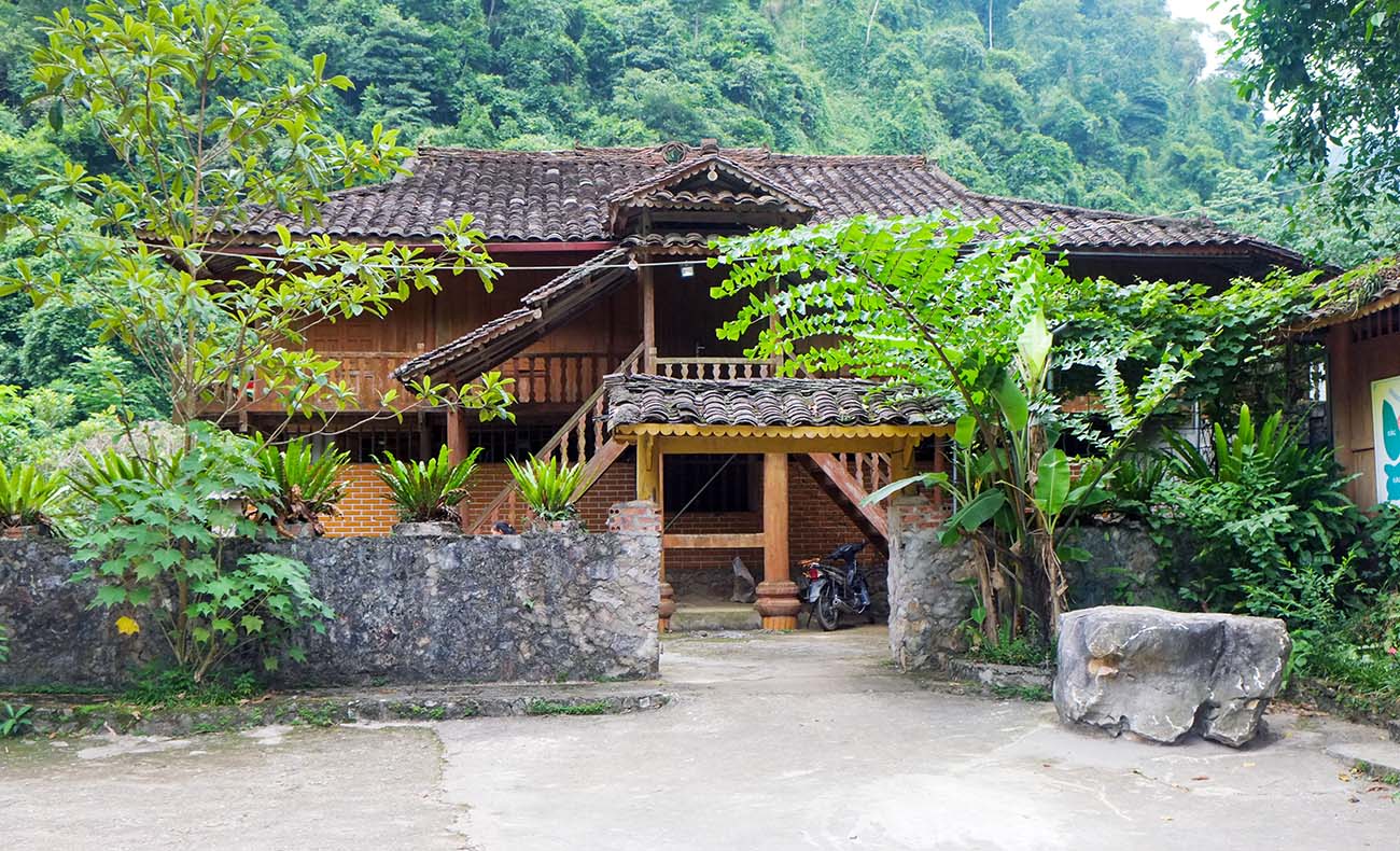 Khu vực lưu trú, ăn uống tại hồ Thang Hen