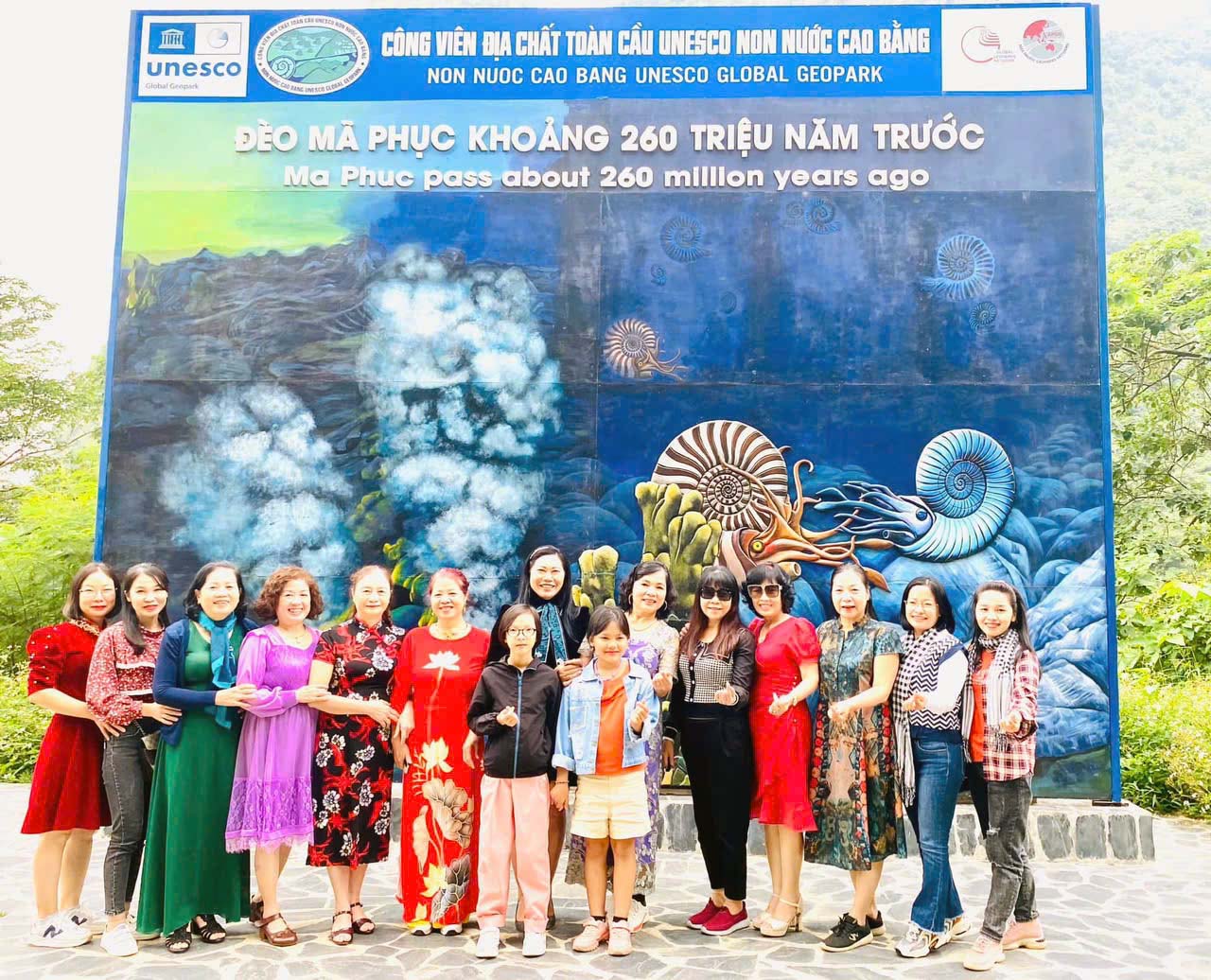 Các hội viên Hội VHNT tỉnh Thái Nguyên dừng chân check - in tại đèo Mã Phục đường vào Thang Hen
