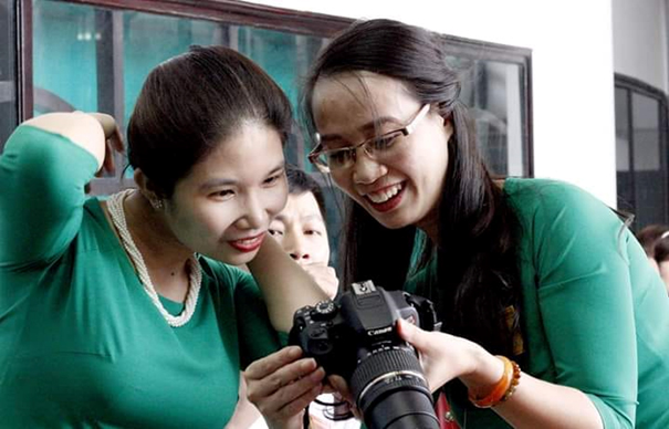 Phóng viên Lê Đình (bên phải) khi còn công tác tại Báo Văn nghệ Thái Nguyên và BTV Thanh Tâm