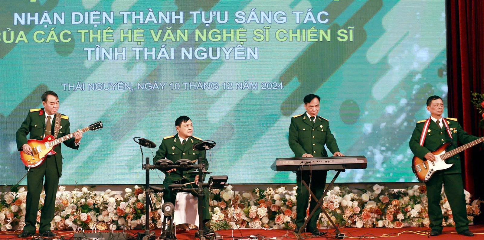 Trần Giáp (oóc - gan) trong Chương trình văn nghệ chào mừng cuộc Tọa đàm khoa học “Nhận diện thành tựu sáng tác của các thế hệ văn nghệ sĩ chiến sĩ Thái Nguyên”, tháng 12/2024