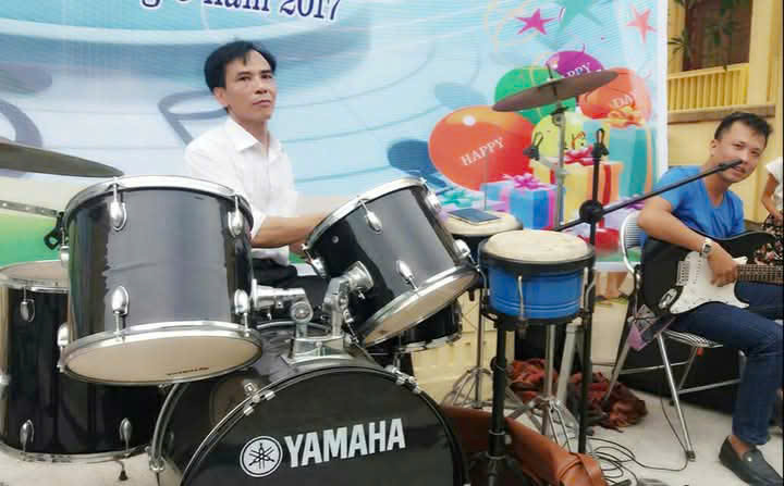 Trần Giáp chơi được nhiều loại nhạc cụ khác nhau. Trong ảnh: Anh chơi trống trong một chương trình biểu diễn năm 2017