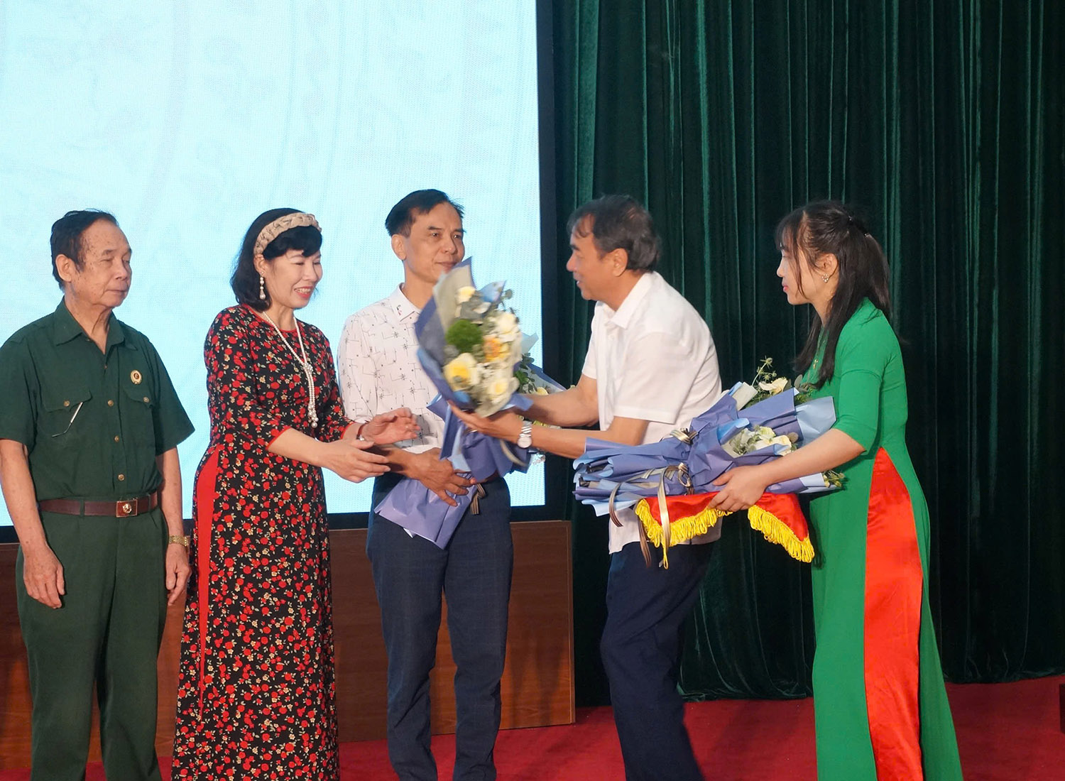 Đồng chí Đỗ Quang Đại, Phó Chủ tịch Hội Văn học nghệ thuật tỉnh thay mặt Ban tổ chức trao giải thưởng cho tác giả, ngày 15/5/2025