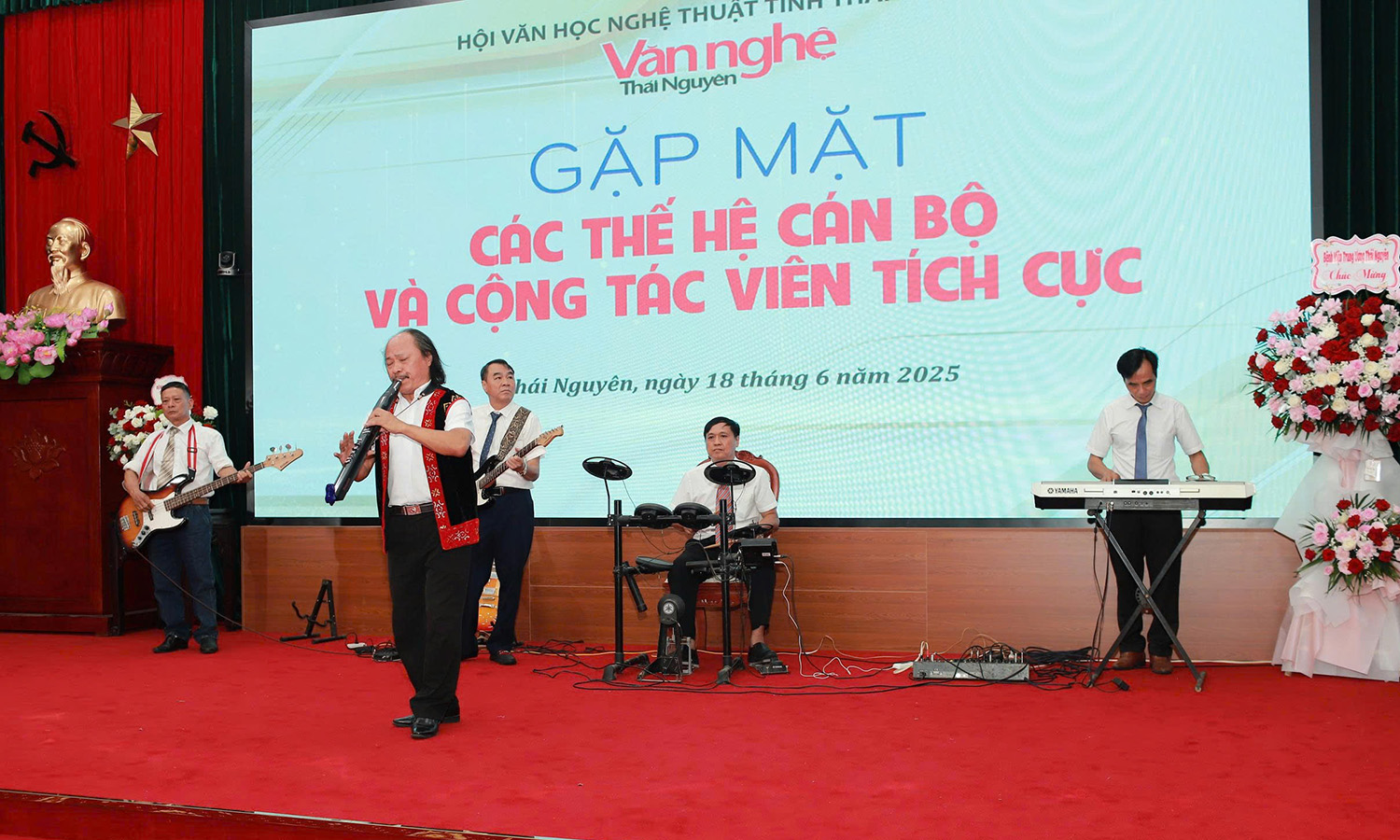 Trần Giáp (ngoài cùng bên phải) trong chương trình Gặp mặt các thế hệ cán bộ và cộng tác viên tích cực do Tạp chí Văn nghệ Thái Nguyên tổ chức, ngày 18/6/2025