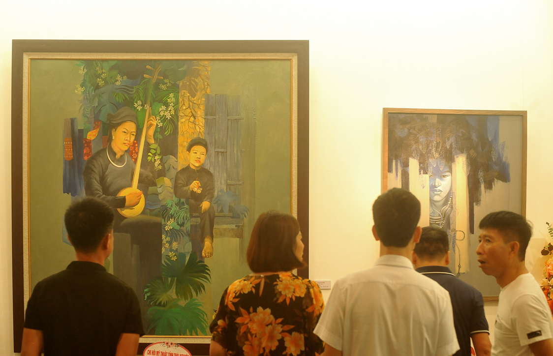 Bằng lối vẽ đồng hiện, trong những năm gần đây họa sĩ Dương Văn Chung (Thái Nguyên) đã không ngừng giới thiệu về những nét văn hóa, vẻ đẹp đậm đà sắc màu dân tộc của con người, thiên nhiên rừng núi phía Bắc. Trong ảnh - người xem như lắng đọng trước những tác phẩm của Dương Văn Chung tại triển lãm “Ngũ sắc” tại Hà Nội cuối năm 2023. Ảnh QK