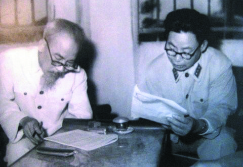 Chủ tịch Hồ Chí Minh và Thượng tướng Chu Văn Tấn. Ảnh tư liệu lịch sử.