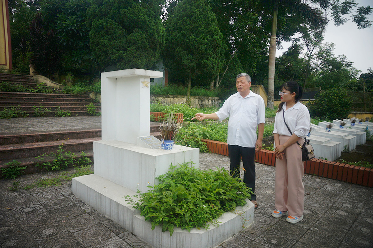 Anh Vượng cho biết: Ngôi mộ của liệt sĩ Hà Văn Thứ nằm ở chính giữa nghĩa trang và có hình dáng, kích thước khác hẳn so với các ngôi mộ khác.