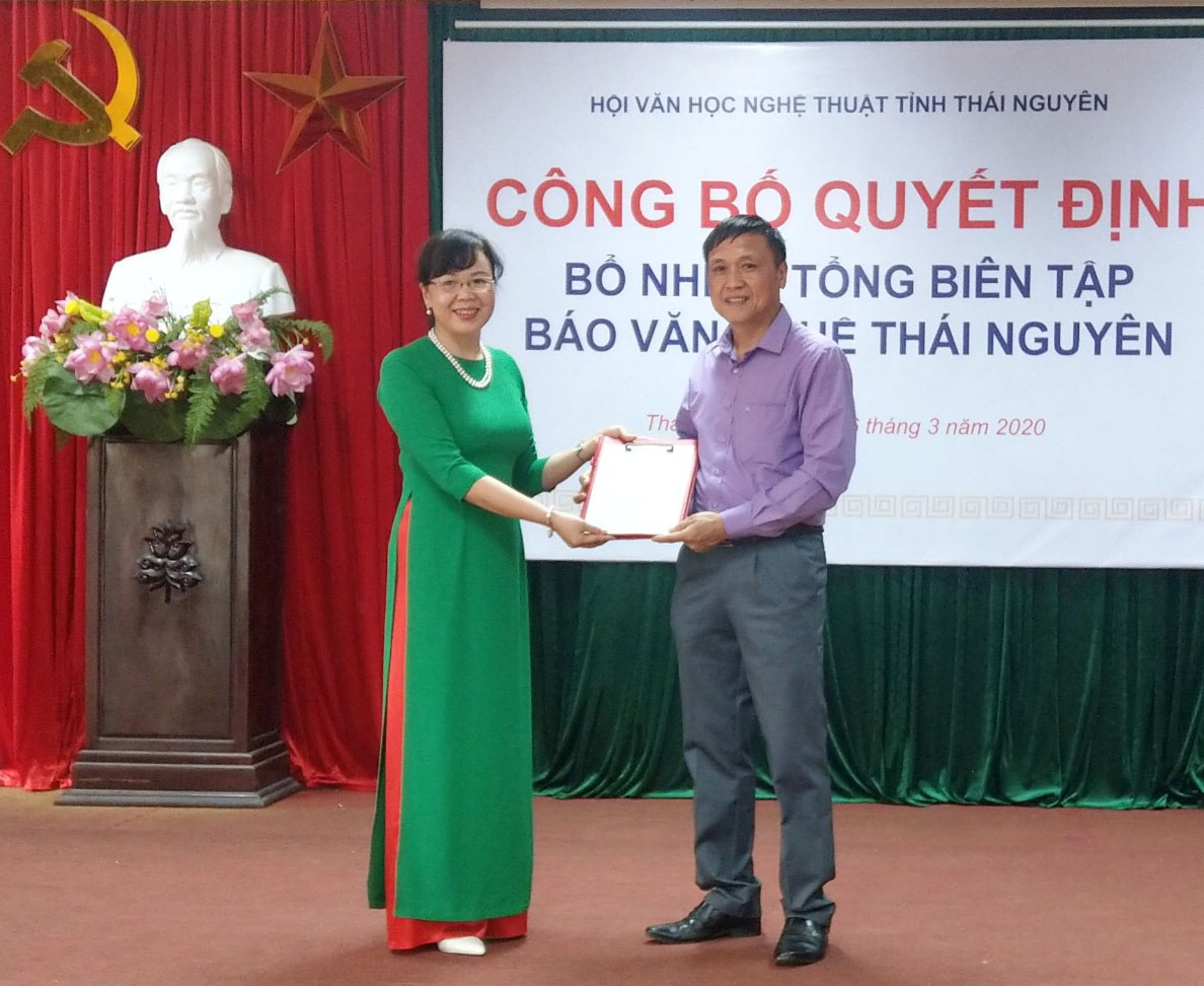 Nhà thơ Nguyễn Thúy Quỳnh, Chủ tịch Hội VHNT tỉnh trao Quyết định bổ nhiệm Tổng Biên tập Tạp chí VNTN cho tôi (ngày 26/3/2020)