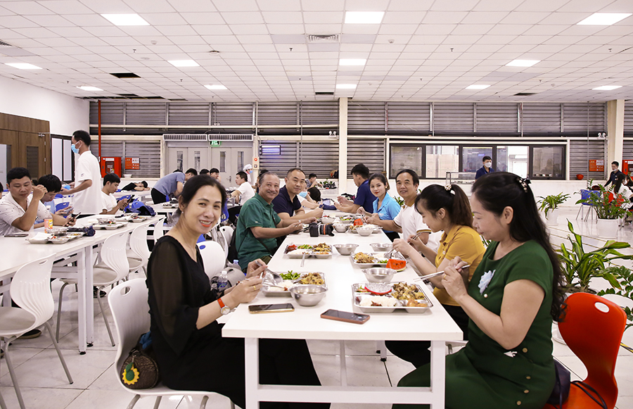 Các thành viên trong Đoàn trải nghiệm bữa cơm ca cùng lãnh đạo và người lao động của Công ty